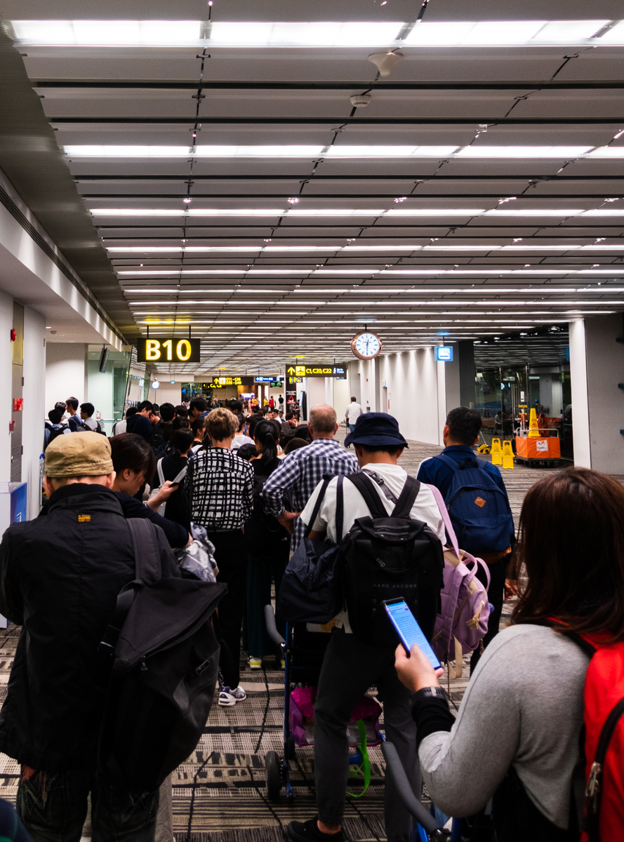 手荷物検査の列