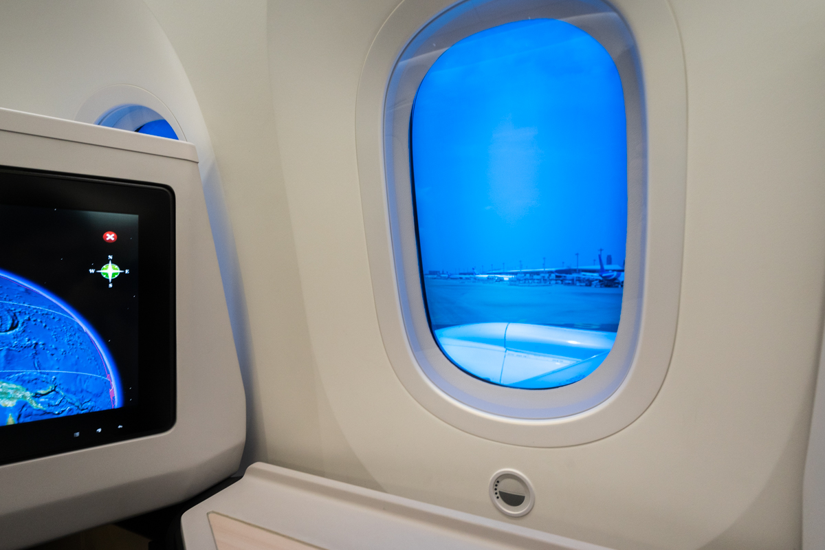 座席から見たモニターと窓