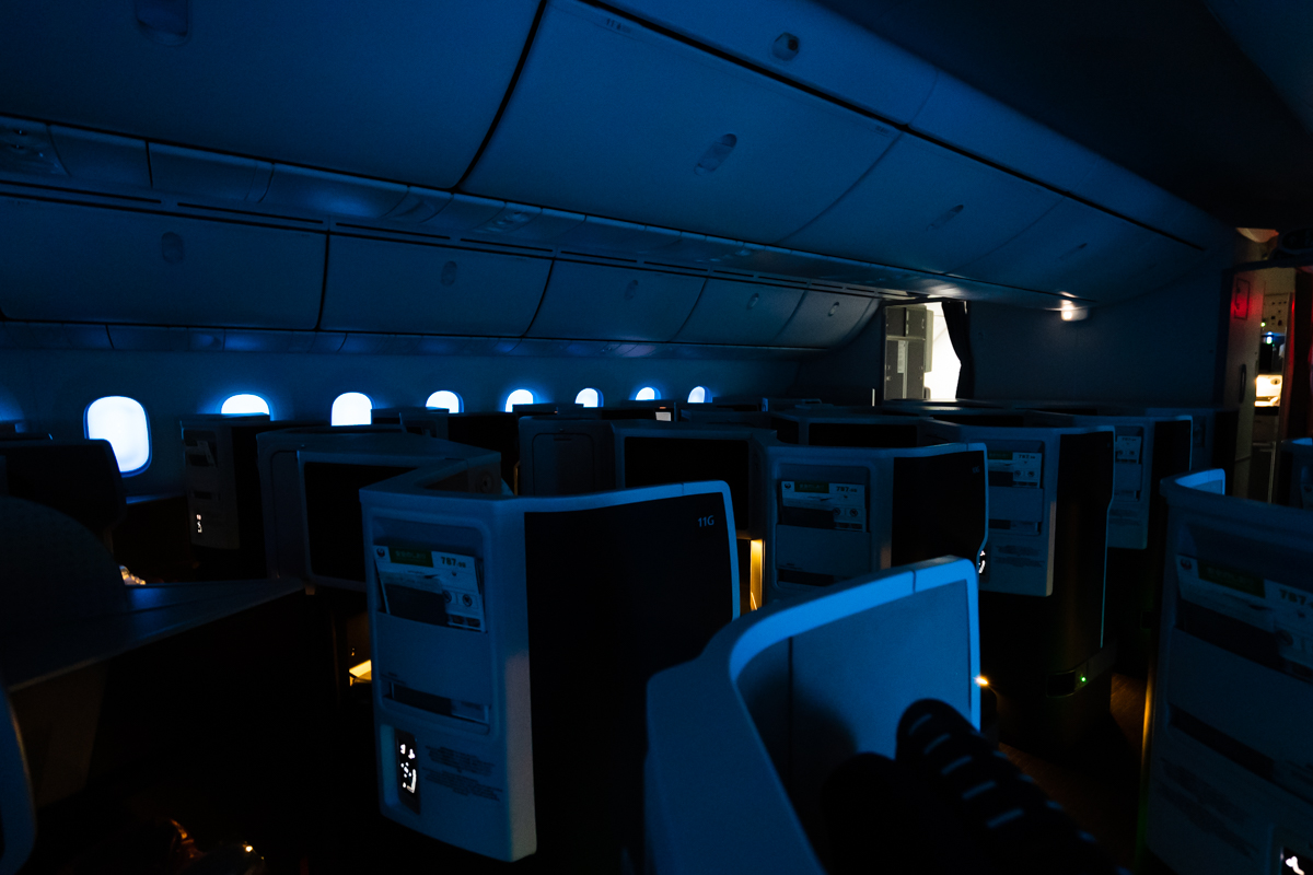 消灯した機内