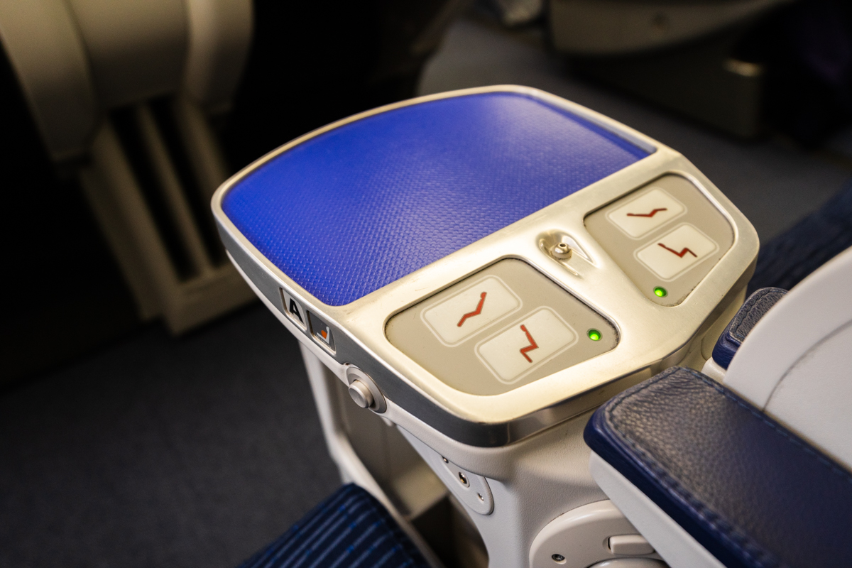 サイドテーブル