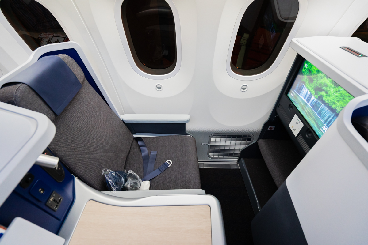 ANA BUSINESS STAGGERED