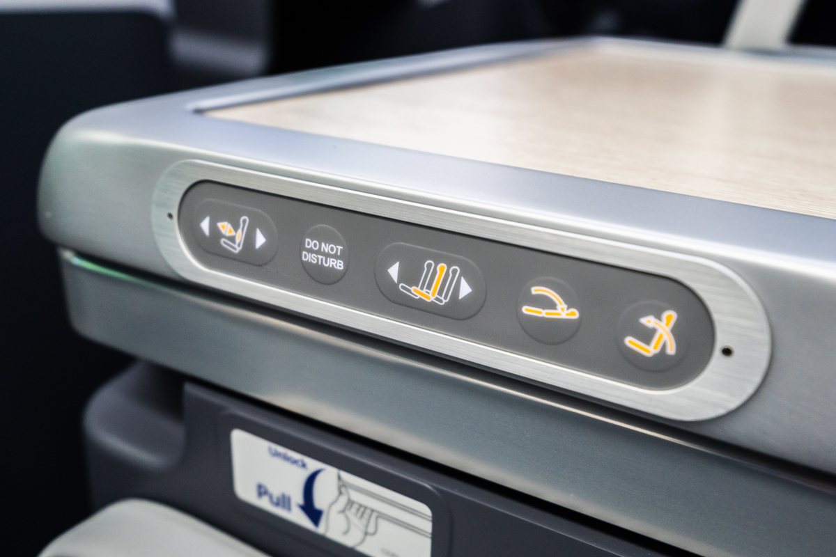 リクライニングのボタン