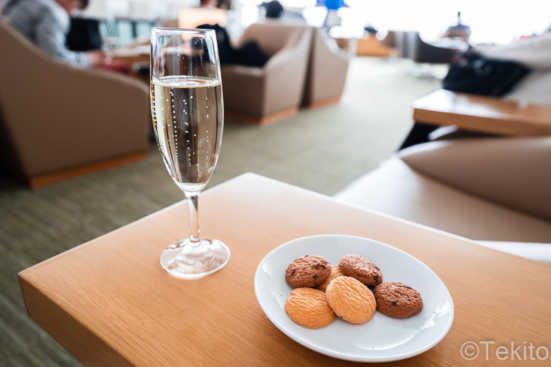 スパークリングワインとクッキー