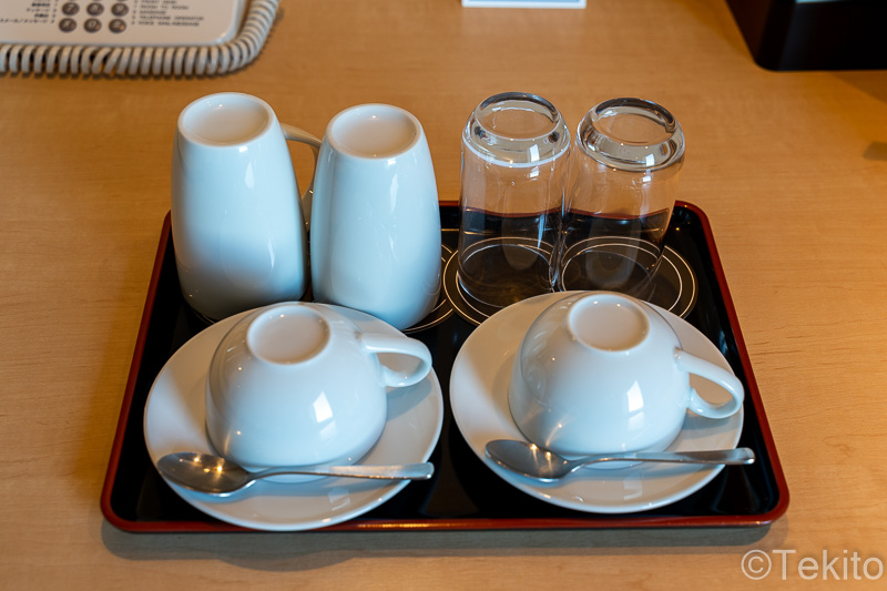 グラスとコーヒーカップ