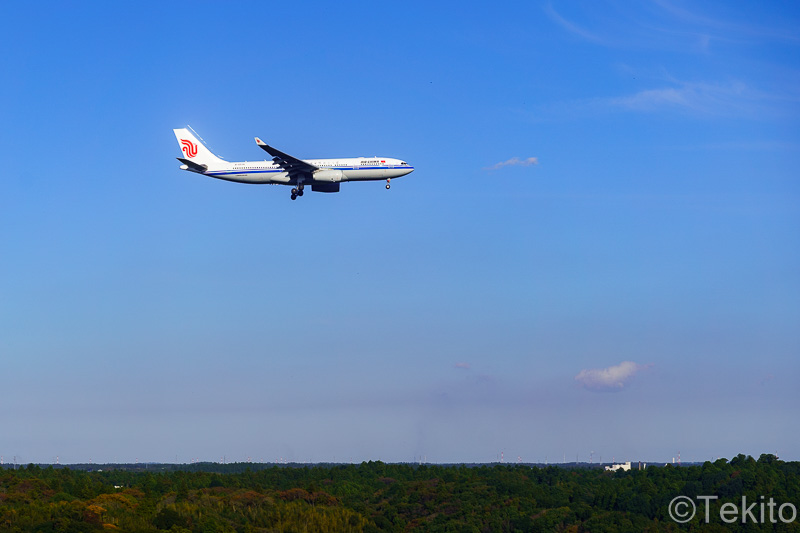 着陸に向けてヒルトン成田の前を通過する飛行機