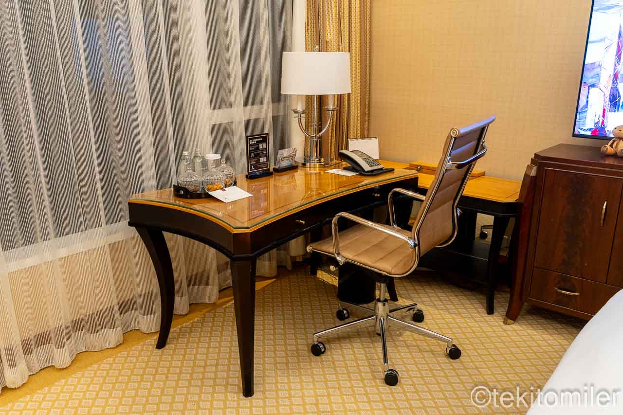 コンラッド香港 エグゼクティブルームのデスク