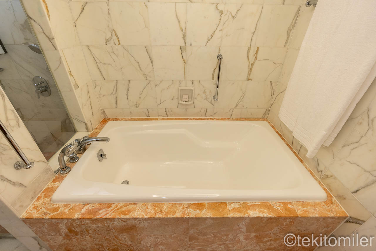 コンラッド香港エグゼクティブルームのバスタブ