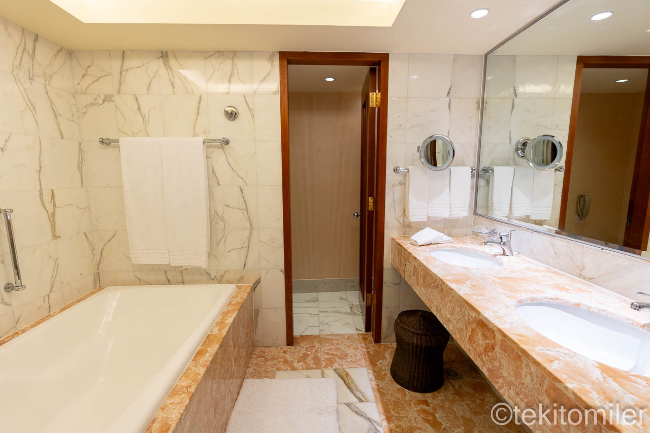 コンラッド香港 エグゼクティブルームのバスルーム・洗面台・トイレ