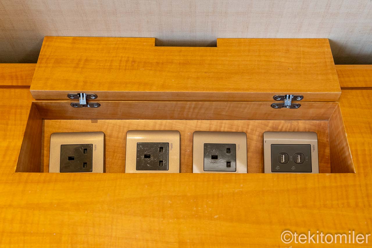 コンラッド香港 エグゼクティブルームのデスクの電源