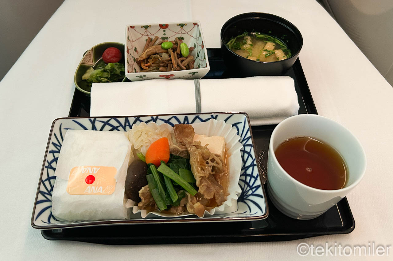 機内食の和食(ぜんまいの旨煮、牛玉葱豆腐煮、俵御飯、味噌汁、香の物)