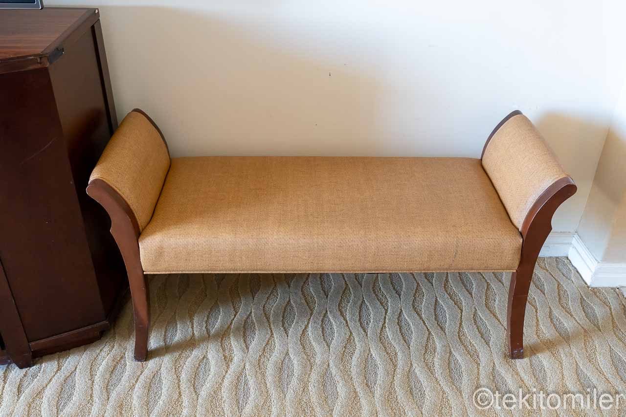 レインボータワーのカウチ