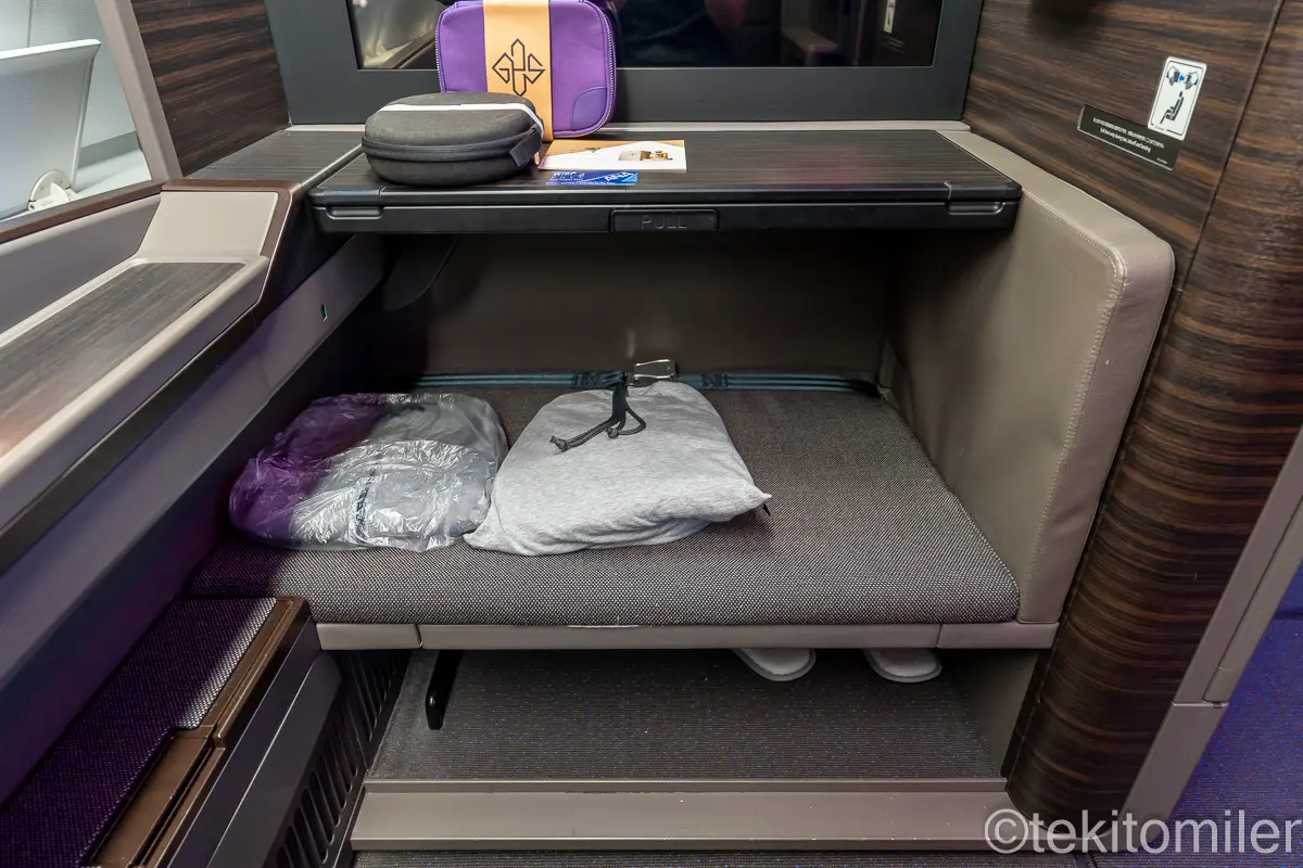 A380ファーストクラスのパジャマとカーディガン