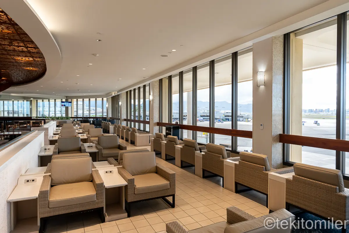 ホノルルのANAラウンジの窓側ソファー席