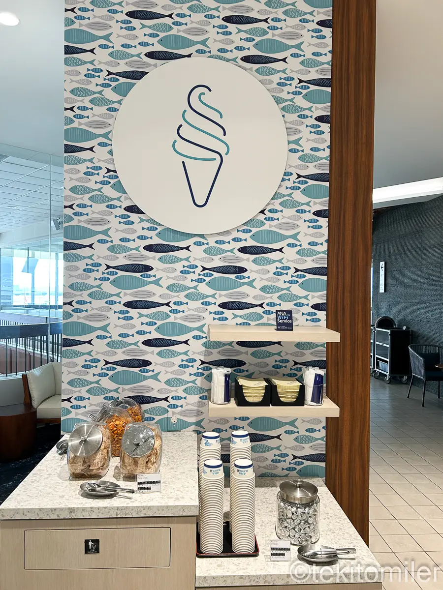 ホノルルのANAラウンジのスナックコーナー