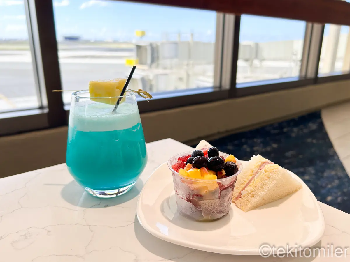 ホノルルのANAラウンジのブルーハワイとサンドイッチ