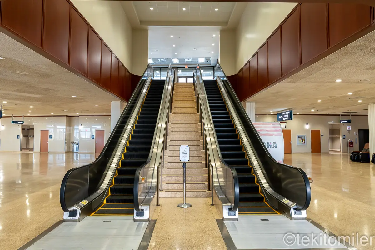 ホノルル空港のANAラウンジに向かうエスカレーター