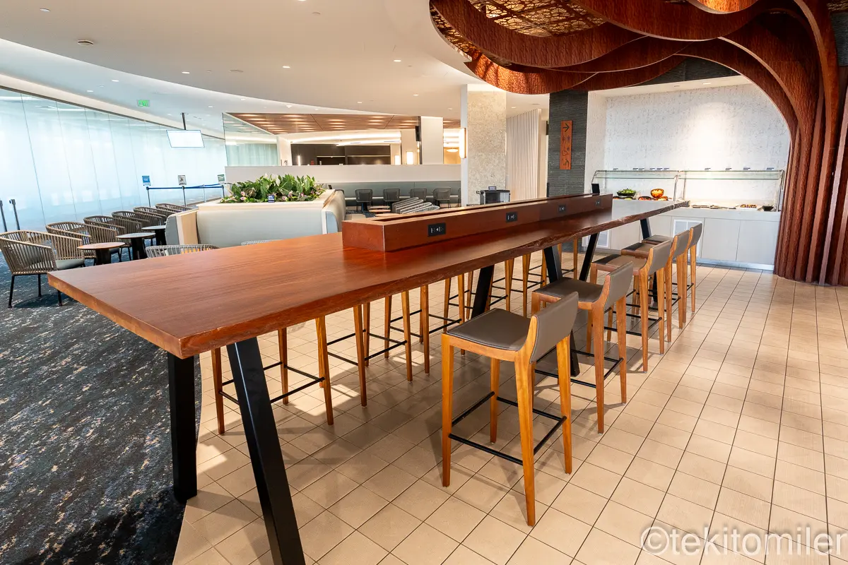 ホノルルのANAラウンジのハイテーブル席